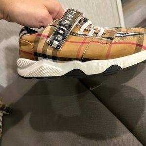 Girls Burberry shoes sz 2